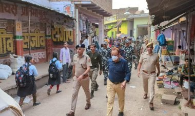 धौलपुर : जिला निर्वाचन अधिकारी एवं एसपी ने मनियां एवं राजाखेड़ा में फ्लैग मार्च कर दिया आमजन को संदेश