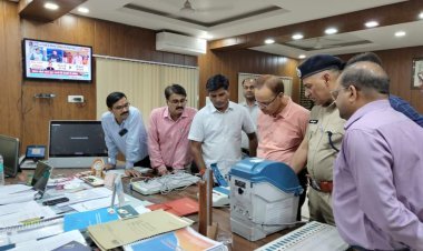 धौलपुर : जिला निर्वाचन अधिकारी एवं पुलिस अधीक्षक ने ईवीएम और वीवीपेट की स्वयं जांच करके बताई विश्वसनीयता 
