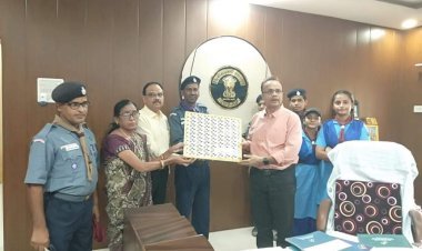 धौलपुर : जिला कलक्टर ने किया स्काउट स्थापना दिवस पर स्टीकर का विमोचन