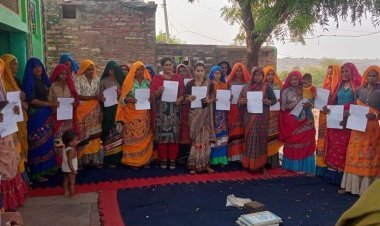 धौलपुर : राजीविका महिलाओं एवं अल्पसंख्यक मामलात विभाग के कार्मिकों द्वारा प्रवासी मतदाताओं के घर-घर जाकर दी मतदान की जानकारी 