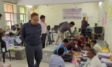 धौलपुर : जिला निर्वाचन अधिकारी ने किया एकीकृत नियंत्रण कक्ष का आकस्मिक निरीक्षण  