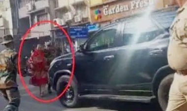 झारखंड: पीएम मोदी की सुरक्षा में भारी चूक, गाड़ी के सामने आई महिला,मची अफरातफरी  