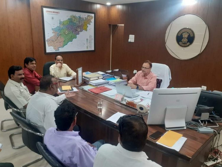 धौलपुर : नवीनतम मतदाता सूची के संबंध में राजनीतिक दलों के प्रतिनिधियों के साथ बैठक 
