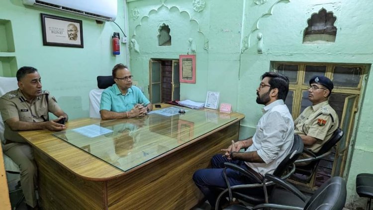 धौलपुर : जिला निर्वाचन अधिकारी एवं एसपी ने सैंपऊ एवं वल्नरेबल पॉकेट्स में फ्लैग मार्च कर दिया आमजन को संदेश 