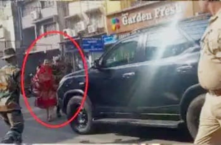 झारखंड: पीएम मोदी की सुरक्षा में भारी चूक, गाड़ी के सामने आई महिला,मची अफरातफरी  