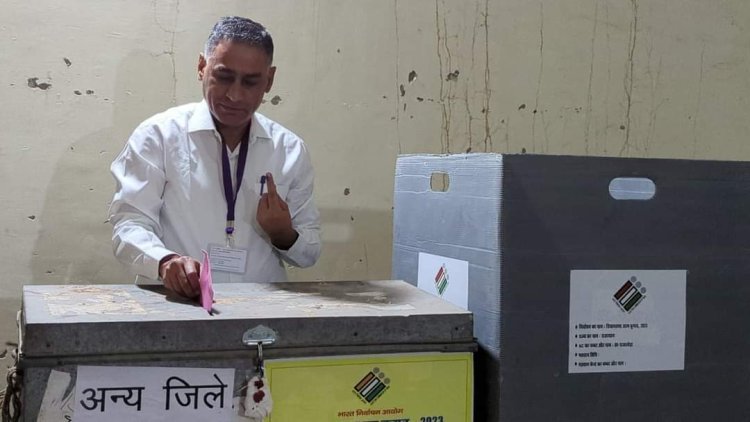 धौलपुर : जिला निर्वाचन अधिकारी तथा जिला पुलिस अधीक्षक ने किया डाक मत पत्र से मतदान  