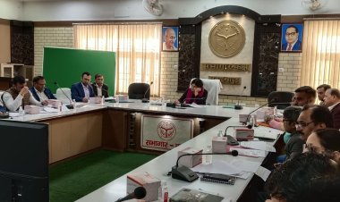 निवेशकों को बाधामुक्त वातावरण उपलब्ध करायें जनपदीय अधिकारी-DM  