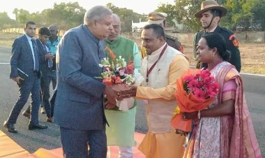 धनबाद : राज्यपाल, स्वास्थ्य मंत्री, प्रमंडलीय आयुक्त, उपायुक्त सहित अन्य पदाधिकारियों ने किया उपराष्ट्रपति का हवाई अड्डे पर स्वागत 