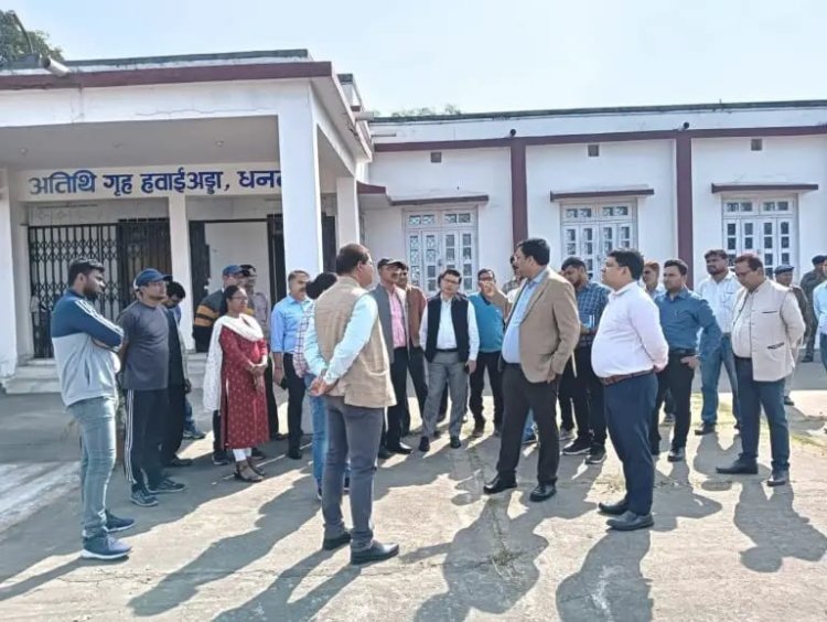 धनबाद : उपराष्ट्रपति का धनबाद आगमन, उपायुक्त, एसएसपी समेत जिला के वरीय पदाधिकारियों ने बरवा अड्डा एयरपोर्ट का किया निरीक्षण  