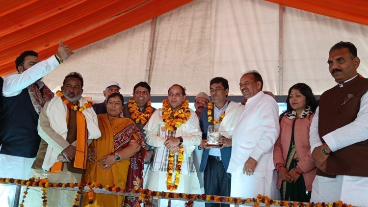 साधु सन्त और आंगनवाड़ी,आशा और सफाई कर्मचारियों का सम्मान समारोह हुआ