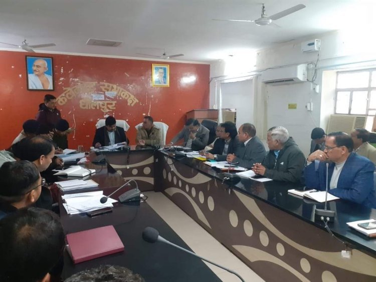 जिला कलक्टर ने की अधिकारियों के साथ बैठक, दिए आवश्यक दिशा निर्देश