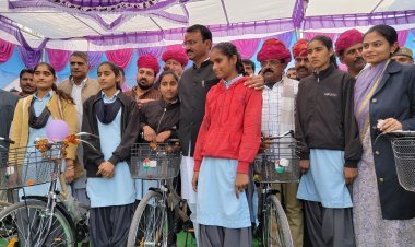 दूदू: उप मुख्यमंत्री श्री प्रेमचंद बैरवा ने मौजमाबाद में छात्राओं को वितरित की साईकिल 