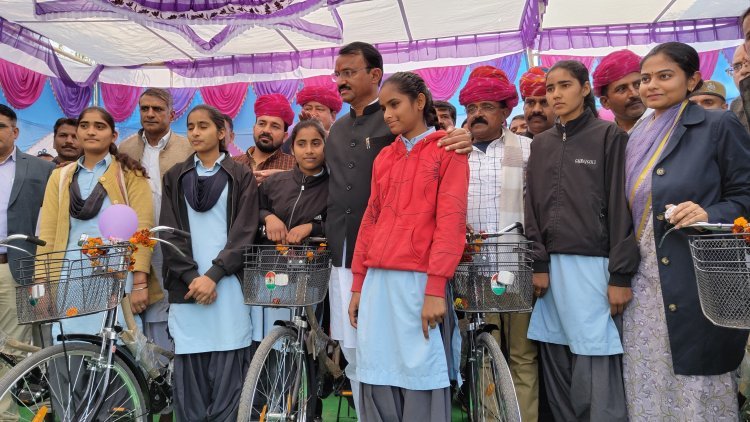 दूदू: उप मुख्यमंत्री श्री प्रेमचंद बैरवा ने मौजमाबाद में छात्राओं को वितरित की साईकिल 