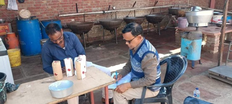 धौलपुर(बाड़ी) में नष्ट करवाया 20 किलो बदबूदार मावा,पनीर और तेल बेसन के लिए 8 नमूने
