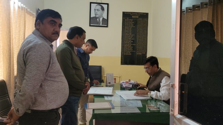 दूदू :  राजकीय कार्यालयों का जिला कलेक्टर ने किया औचक निरीक्षण  