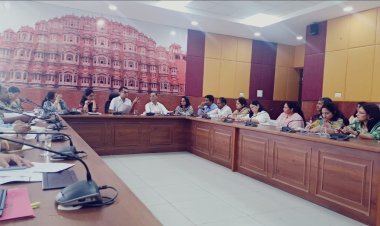 जिला निर्वाचन अधिकारी ने ली लोकसभा चुनाव के प्रकोष्ठ प्रभारियों की बैठक - कलक्ट्रेट सभागार में हुई चुनाव तैयारियों की समीक्षा बैठक  