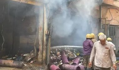 अजमेर में 3 मंजिला बिल्डिंग में आग,सिलेंडर फटकर बाहर गिरे: 100 से ज्यादा दुकानों को बंद करवाया  