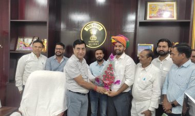 दूदू : जिला कलक्टर ने सिविल सेवा परीक्षा में सफलता प्राप्त कर जिले के नाम रोशन करने पर दीपक चौधरी को दी बधाई 