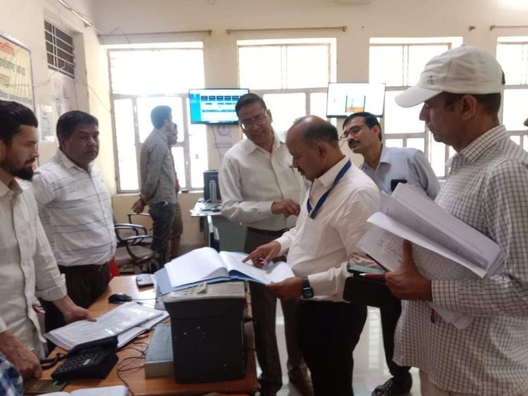 धौलपुर : सामान्य पर्यवेक्षक ने किया एकीकृत नियंत्रण कक्ष का निरीक्षण