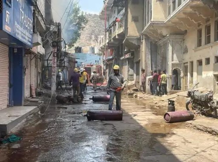 अजमेर में 3 मंजिला बिल्डिंग में आग,सिलेंडर फटकर बाहर गिरे: 100 से ज्यादा दुकानों को बंद करवाया  