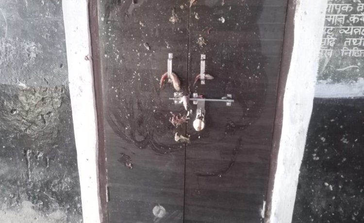 बूंदी में सरकारी स्कूल के क्लास रूम के दरवाज़ों पर लटकी मिली मछलियां,जानिये क्या है पूरा मामला ? 