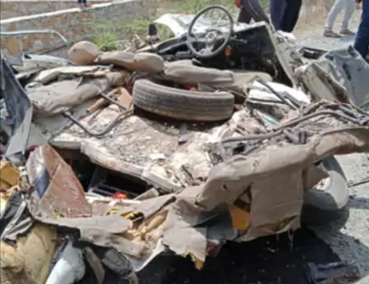 नीमकाथाना (सीकर) पुलिस जीप पर ट्रेलर पलटा, 3 कॉन्स्टेबल की मौत:पत्थरों के नीचे दबने से गाड़ी चकनाचूर, बुरी तरह फंसे शव