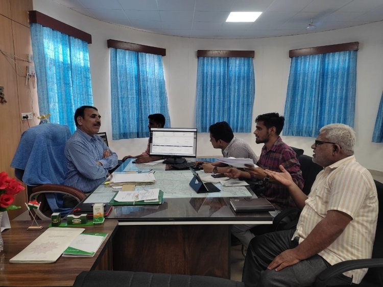 दूदू अतिरिक्त जिला कलक्टर ने पटवार मुख्यालय पर उपस्थिति के संबंध पटवारियों को दिये निर्देश 