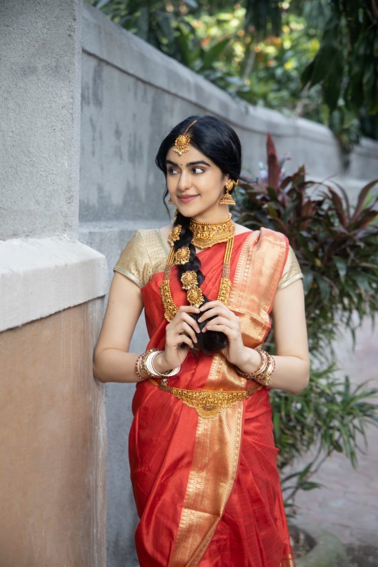 विदेशी लड़कियों ने साड़ी पहनकर अदा शर्मा को किया सरप्राइज! अभिनेत्री हुईं भावुक